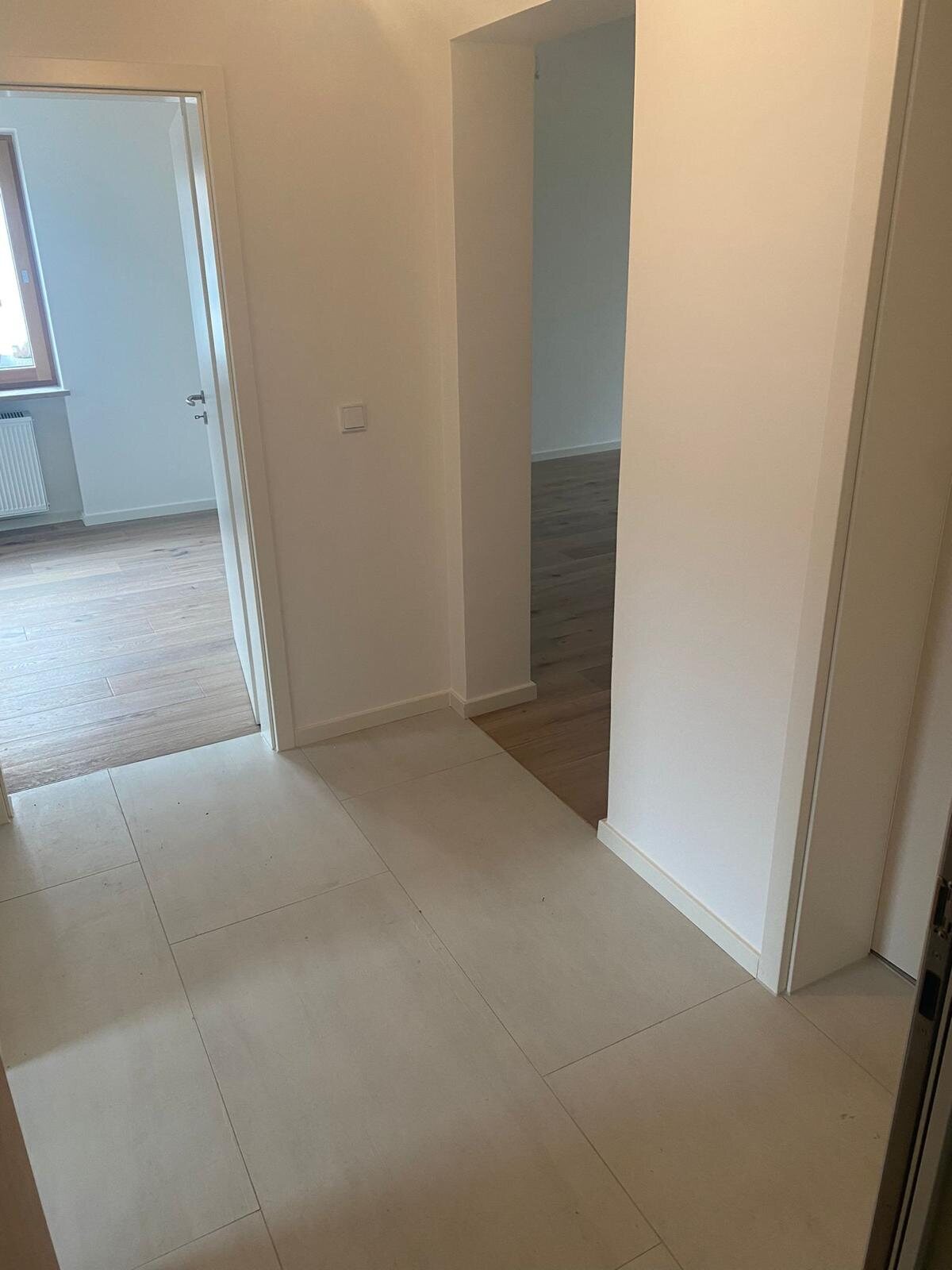 Flur der Wohnung in Röhrmoos mit neuen Fliesen