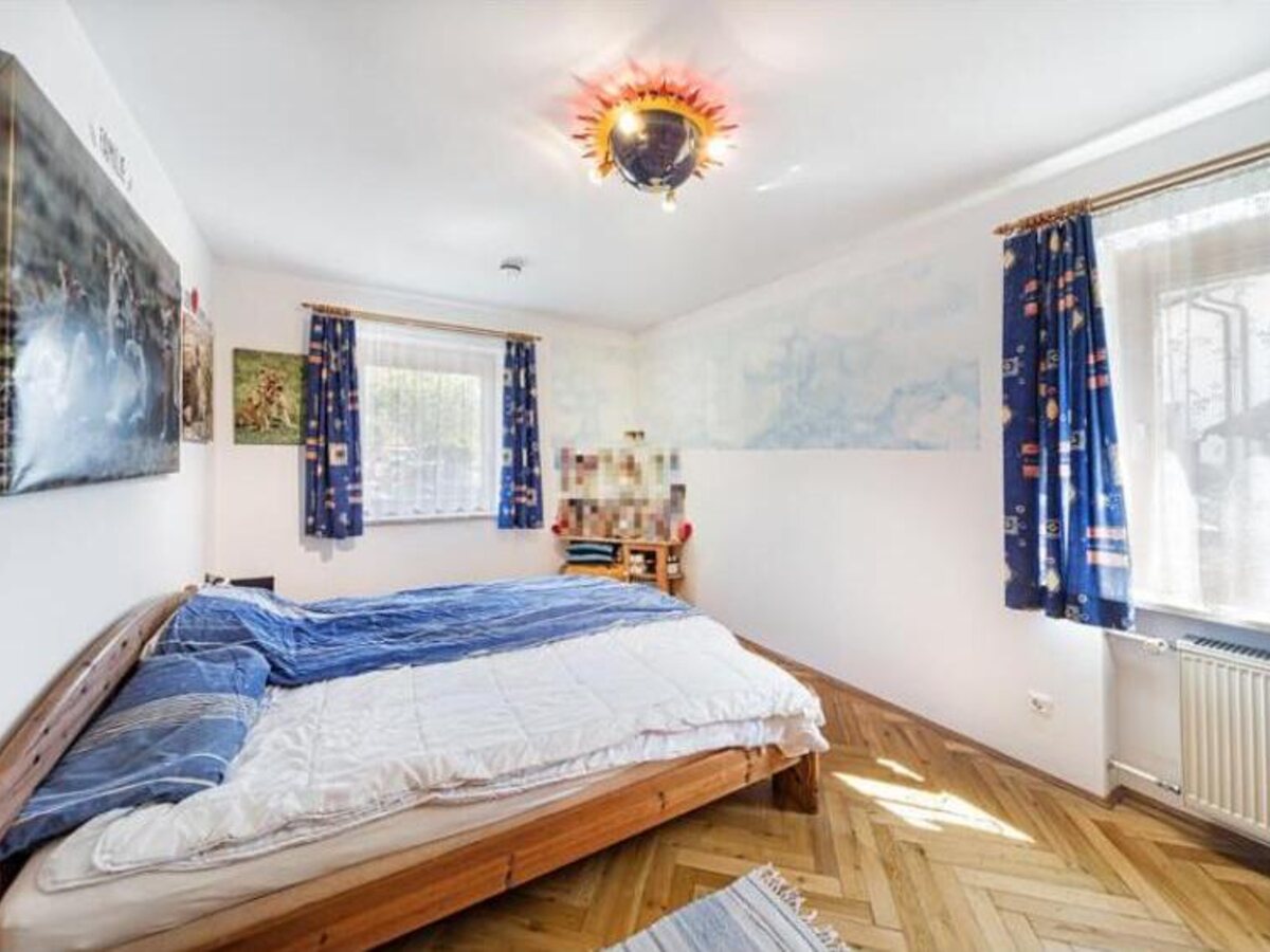 Schlafzimmer der Wohnung in Röhrmoos vor der Sanierung